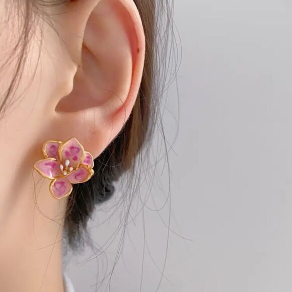 Pink flower stud earrings A412 - Picture 2 of 6